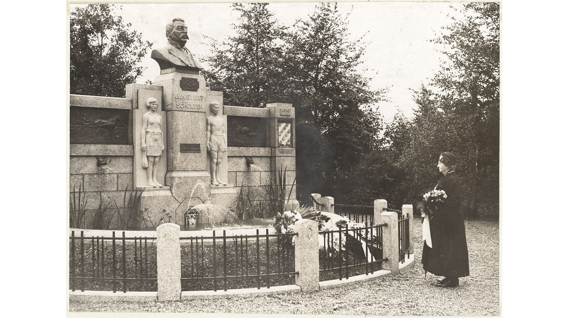 De onthulling van het monument door weduwe Scholten (1931)