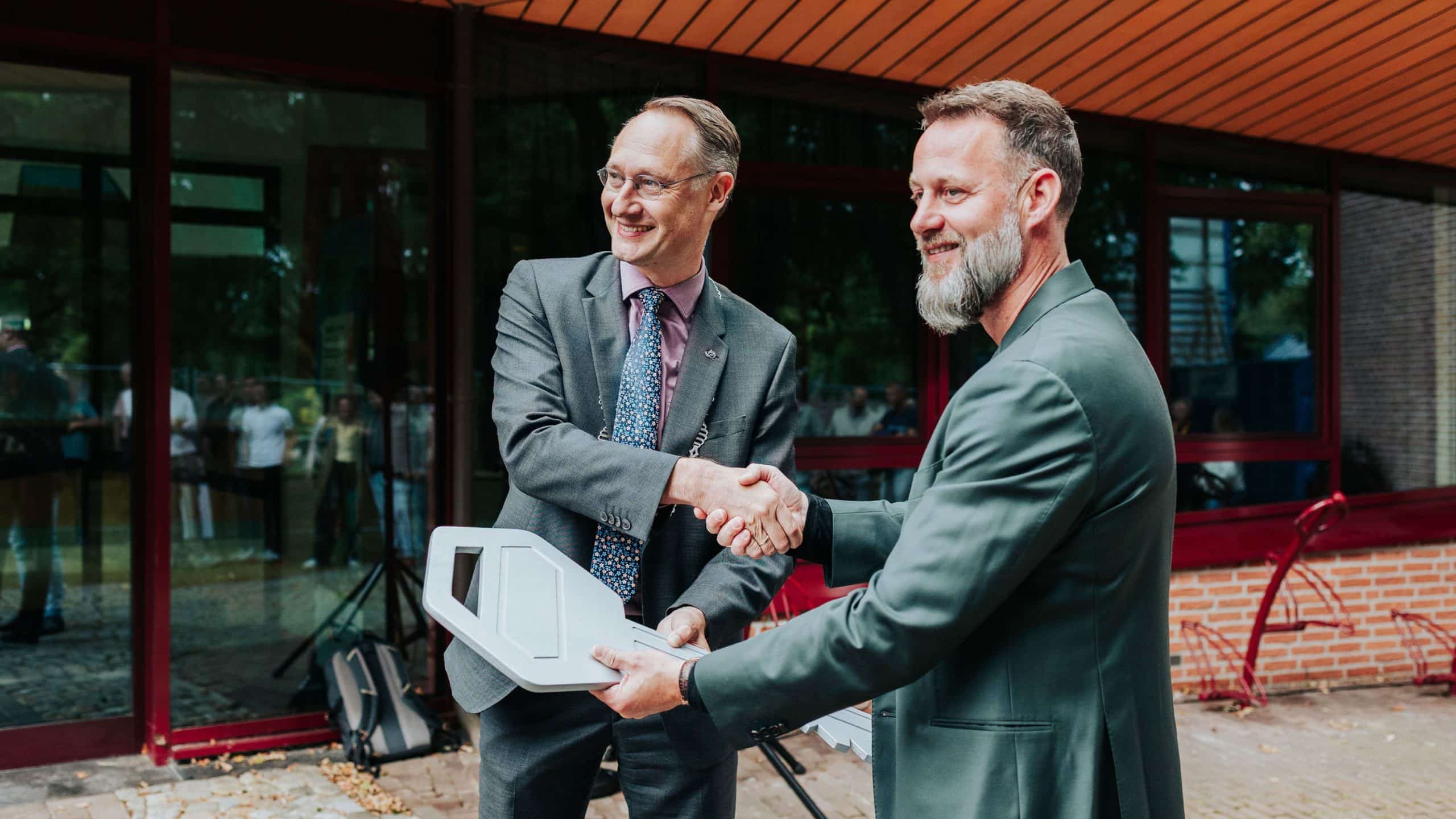 burgemeester Jan Seton overhandigt symbolisch de sleutel aan Martijn Gils van Geveke